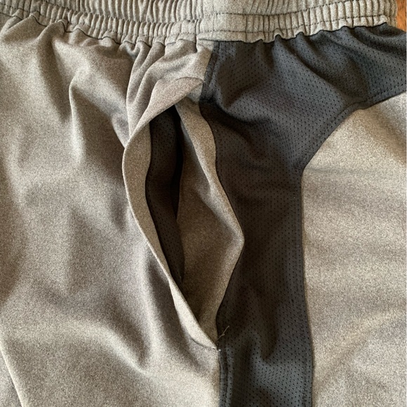 MENS MEDIUM FITTED UNDER ARMOUR SHORTS ATHLETIC FITNESS SPORTS WORKOUT HEATGEAR - Picture 5 of 7